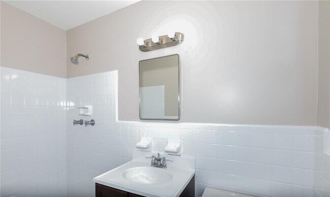 Building Photo - 5425 Skyview Dr SW