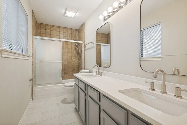 Building Photo - 104 Summit Cove