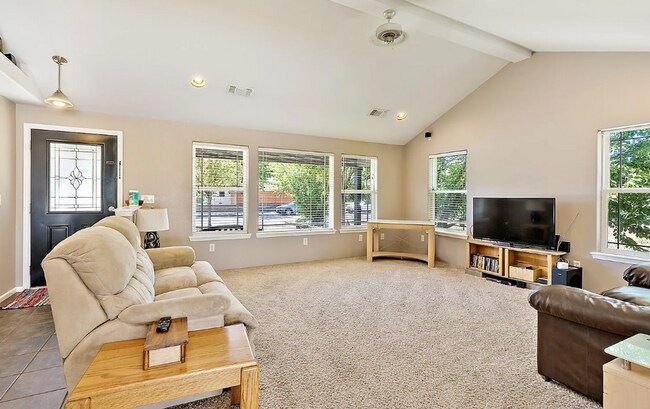 Building Photo - 3 Bedroom, 2 Bathroom Medford Home