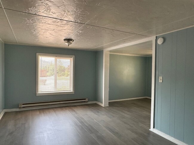 Building Photo - Older 3/1 home in Sutherlin