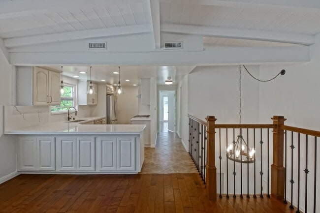 Building Photo - RECENTLY REMODELED, BRIGHT & AIRY 3BR2BA G...