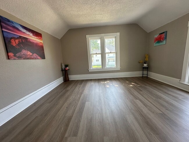 Building Photo - Renovated 3 bedroom house for rent in Wate...
