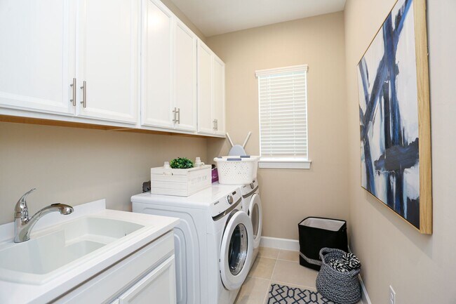 Building Photo - BRAND NEW** STUNNING POOL HOME**PROFESSIONALLY DECORATED**3 BEDS + DEN/ 3 FULL BATHS***ESPLANADE ...