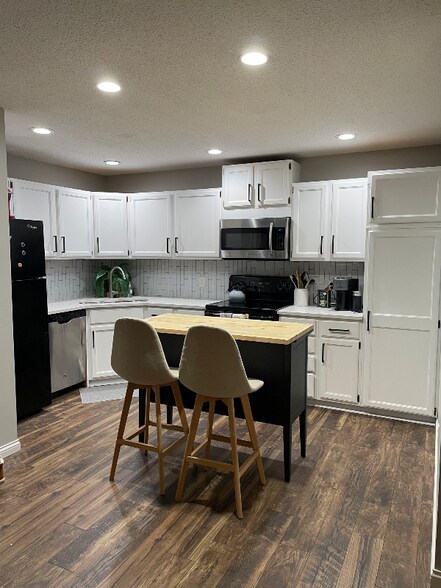 Building Photo - 2160 Ridge Dr