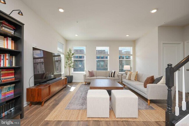 Building Photo - 869 Amity St