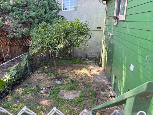 Building Photo - "Charming 1-Bedroom Sanctuary with Granite...