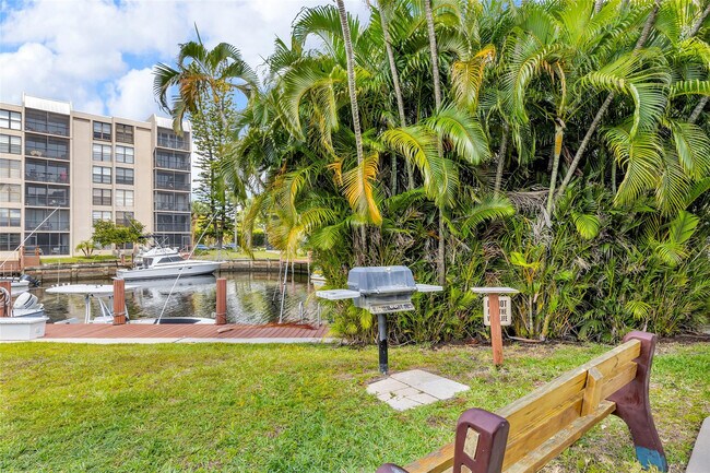 Building Photo - 7 Royal Palm Way