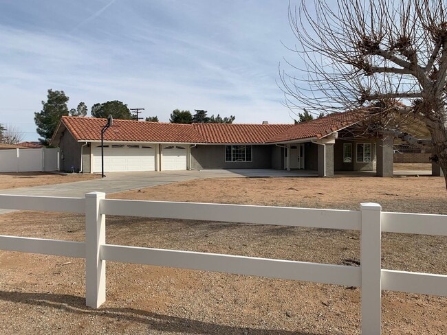 Building Photo - Beautiful Desert Knolls Home