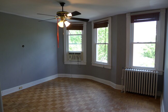 Building Photo - 2934 Huntingdon Ave