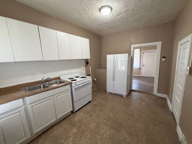 Building Photo - Lovely 2 Bedroom / 1 Bath for Rent - Section 8 Welcome