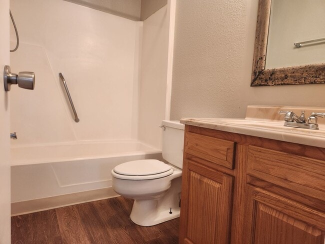 Building Photo - **Available January 1st** 3 Bedroom, 2.5 Bath Town Home