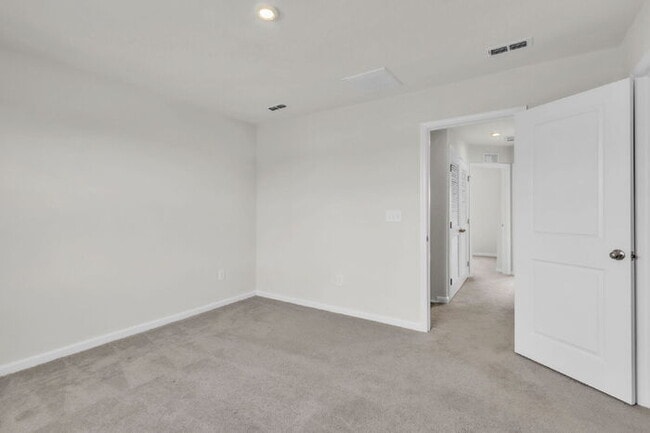 Building Photo - Modern 3BR Townhome with Bonus Room Near F...