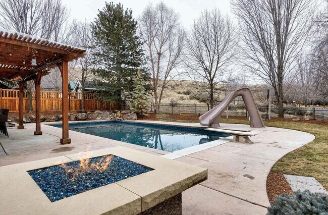 Building Photo - Beautiful home perfect for entertaining