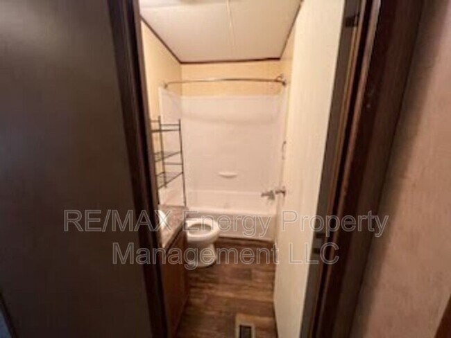 Building Photo - 10896 N Cedar Rd