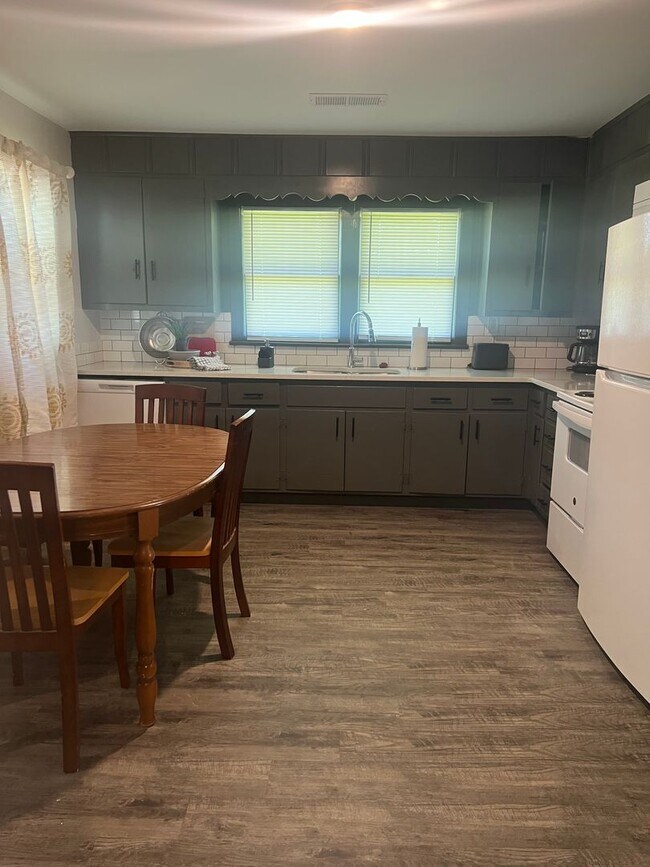 Building Photo - 4 bedroom 2 Bath - Available Now