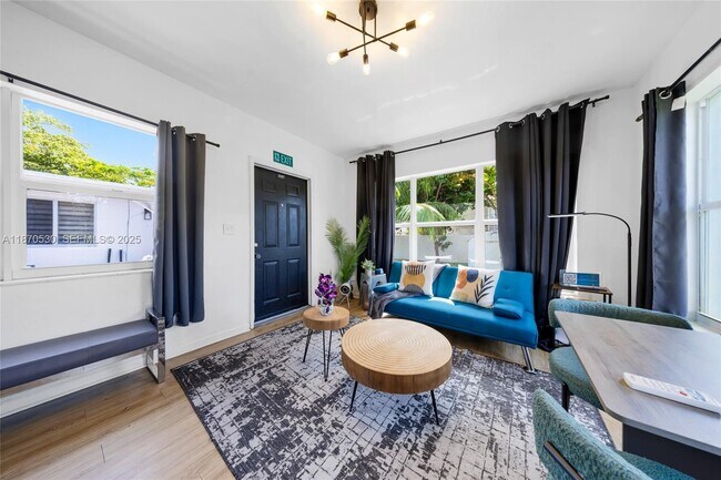 Building Photo - 910 NE 81st St