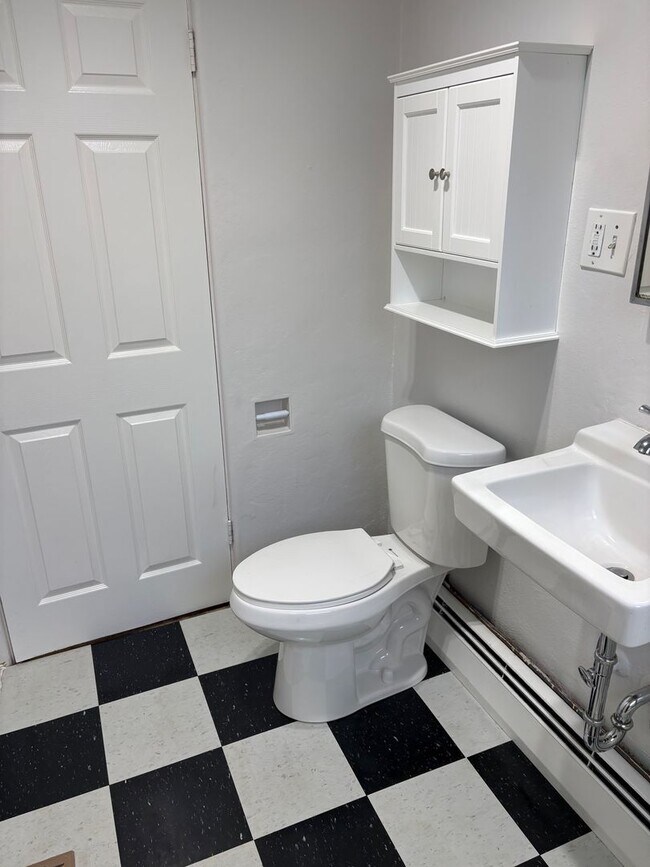 Building Photo - Beautiful Two Bedroom House Near Woodstock and Foster Districts