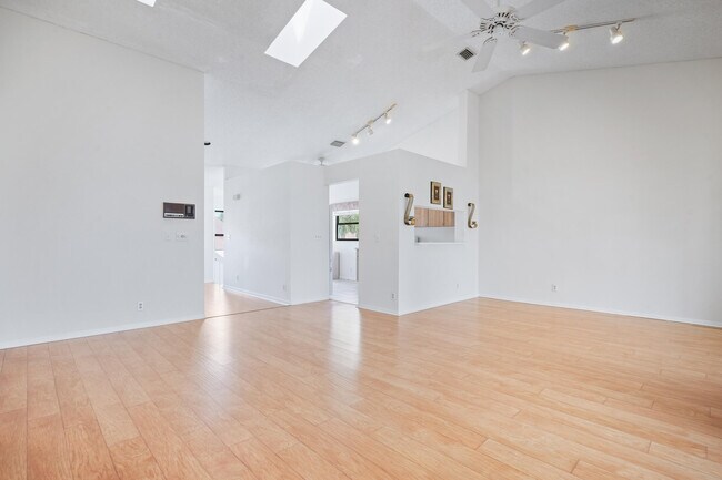 Building Photo - 10910 Lakemore Ln