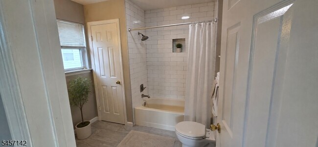 Building Photo - 910 Reed Ct