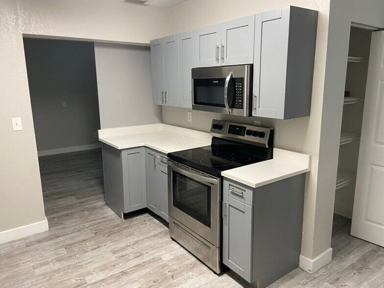 Building Photo - 3913 Silver Palm Dr