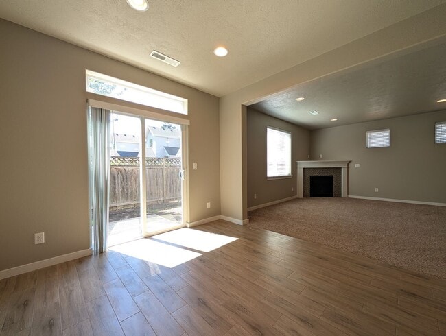 Building Photo - Beautiful 3-Bedroom, 2.5-Bath Home In the ...