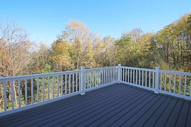 Building Photo - 2060 Willow Hill Dr