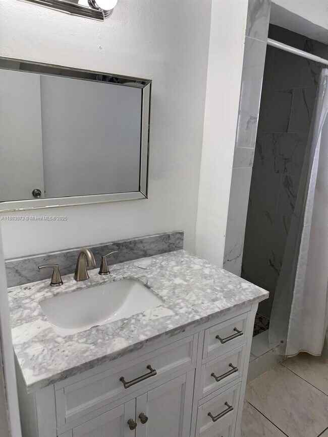 Building Photo - 826 SW 12th Ct