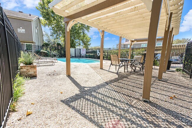 Building Photo - 1880 White Oak Dr