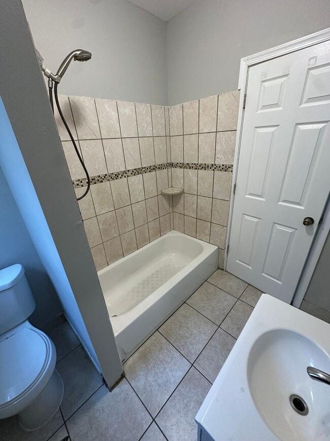 Building Photo - 440 W Fisher Ave