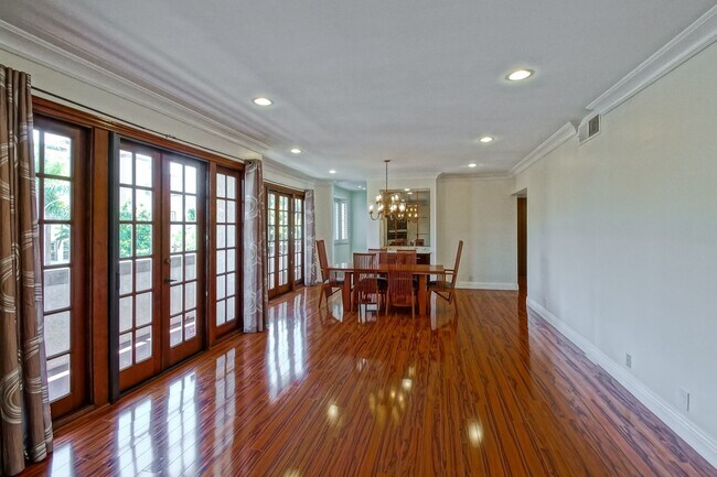 Building Photo - NICELY REMODELED, 2BR2.5BA, 1700 SQ FT CON...