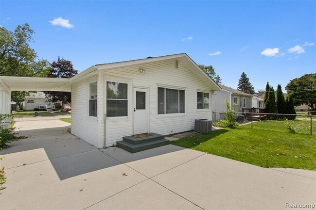 Building Photo - 27361 Delton St