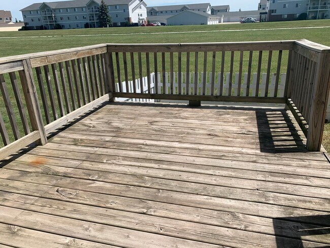 Building Photo - Spacious 4 Bedroom Townhome in Great Neigh...