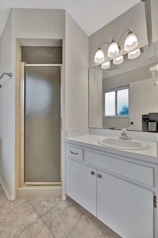 Building Photo - Beautiful 3-Bed / 2 Bath Pool Home in Sara...