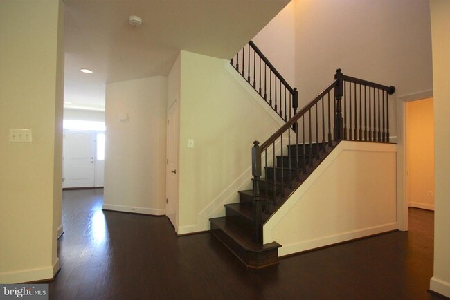 Building Photo - 10916 Fairmont Ln