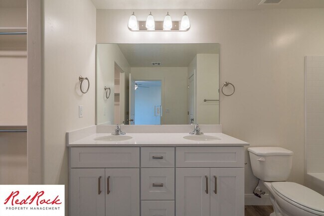 Building Photo - Stunning Spacious 3 Bedroom Unit