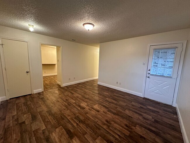 Building Photo - 5415-5415 Brookhollow Dr