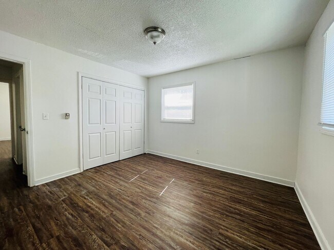 Building Photo - 802 W Main St