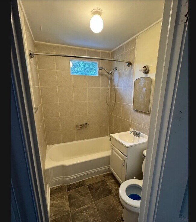 Building Photo - Efficient one bedroom in Midtown!