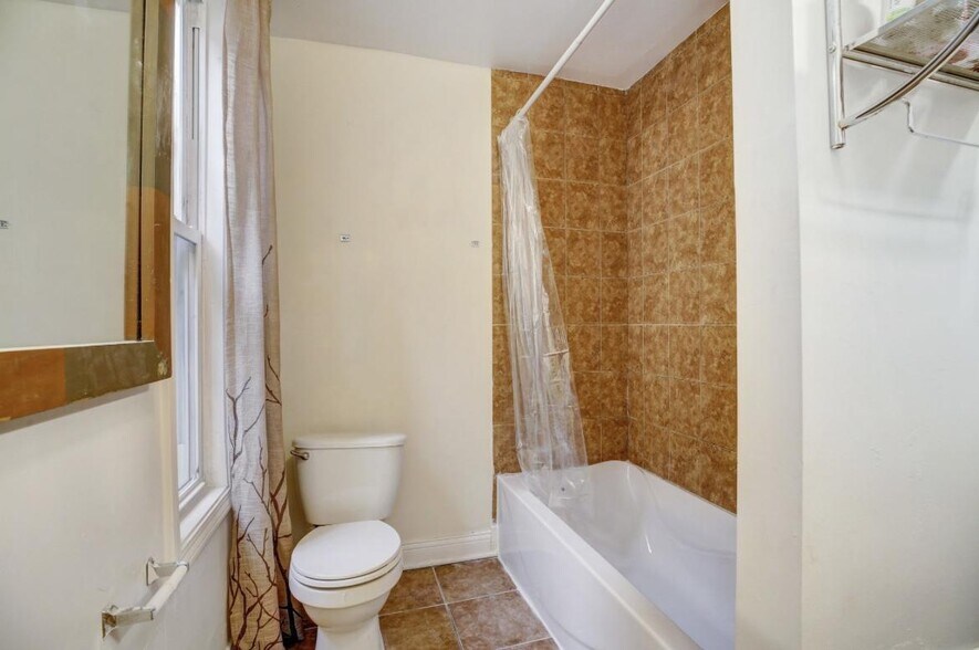 Building Photo - 2034 W Warren Blvd