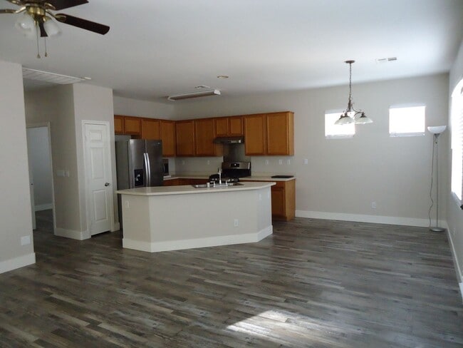 Building Photo - Nice two story house on SW area