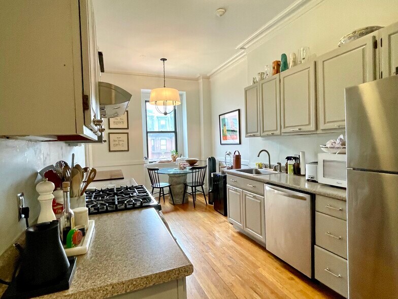 Building Photo - 140 Marlborough St