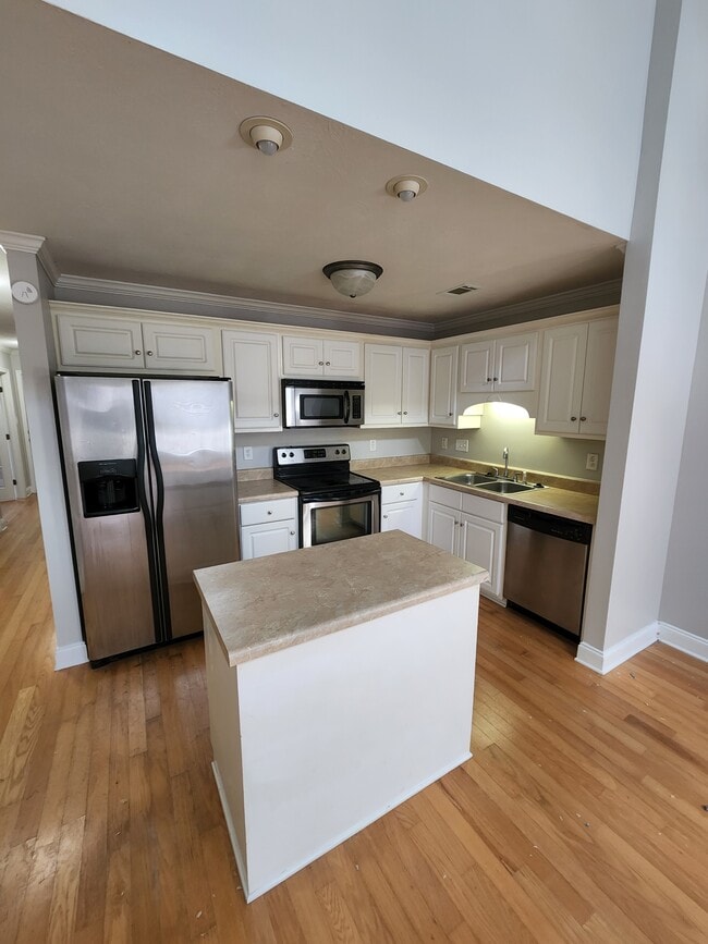 Building Photo - 803 Landing Dr
