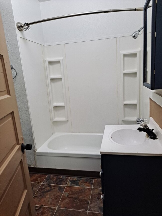 Building Photo - ALL PROSPECTIVE TENANTS MUST SUBMIT A $58 NON-REFUNDABLE APPLICATION FEE PER APPLICANT ONLINE AND...