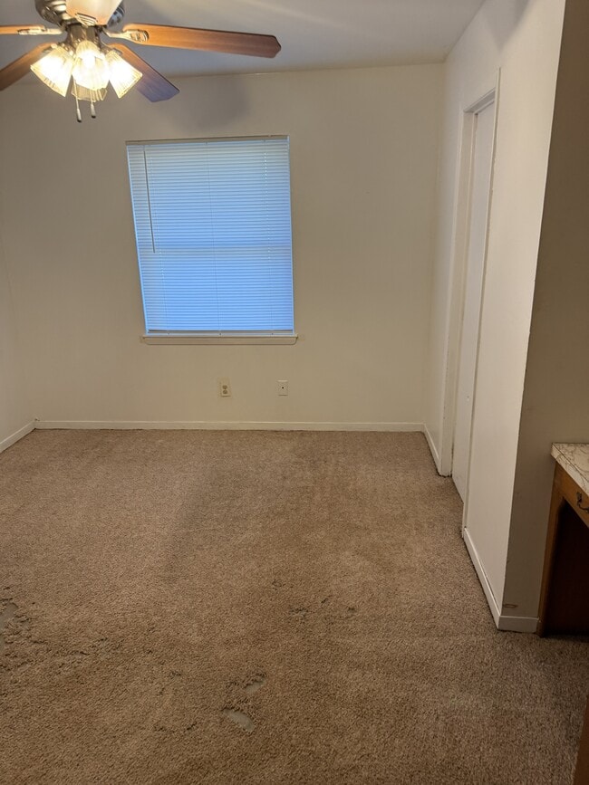 Building Photo - 915 N Spring St