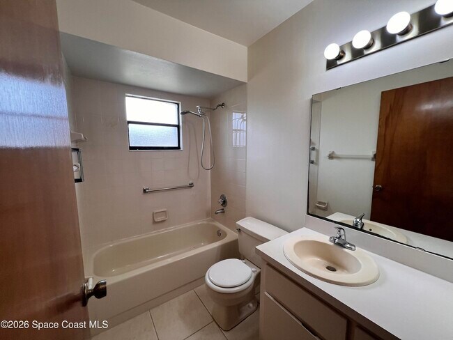 Building Photo - 818 7 Gables Cir SE