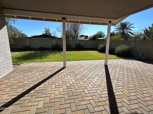 Building Photo - 2535 E Maryland Dr