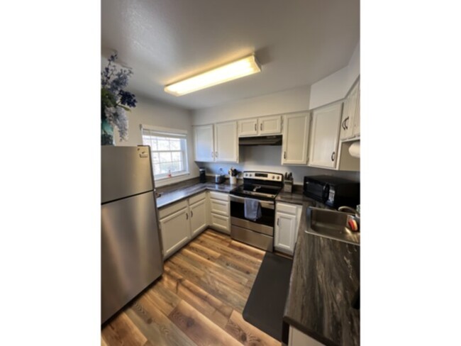 Building Photo - Beautifully updated 2-bedroom, 2-bathroom ...