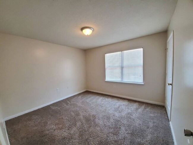 Building Photo - Maple Creek Townhomes