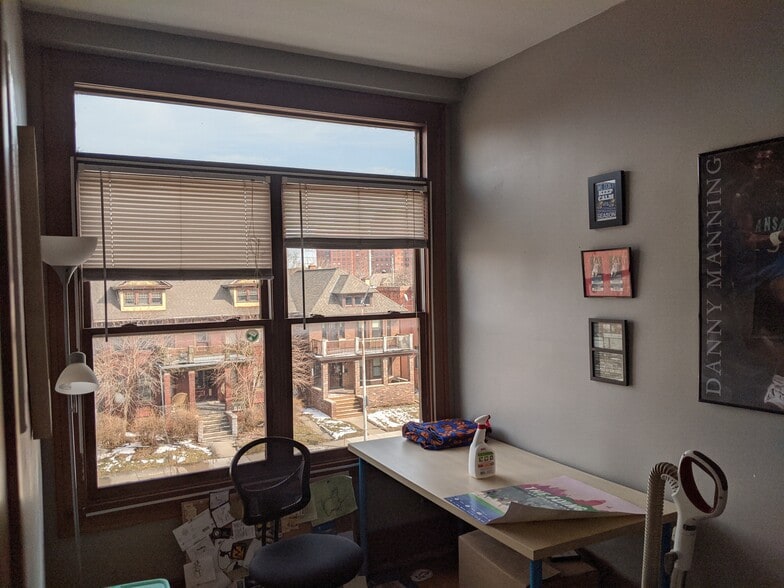 Bonus Office Space - 3933 Trumbull St