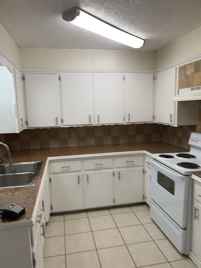 Building Photo - 717 SW Ranch Oak Blvd